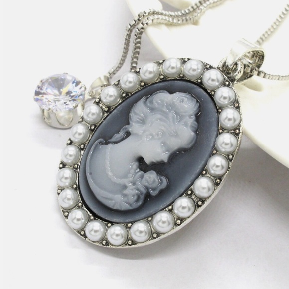 💙 Betsey Johnson Elegant Silver, Blue and White Cameo Pendant Necklace 💙 - Picture 3 of 4